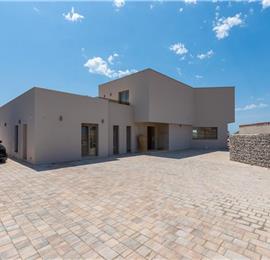 4 bedroom villa with indoor and outdoor pools in Galižana, Istria, sleeps up to 8
